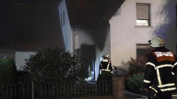 In der Nacht zu Sonntag ist eine Doppelhaushälfte in Bramsche-Hesepe in Brand geraten, ein Bewohner wurde schwer verletzt.