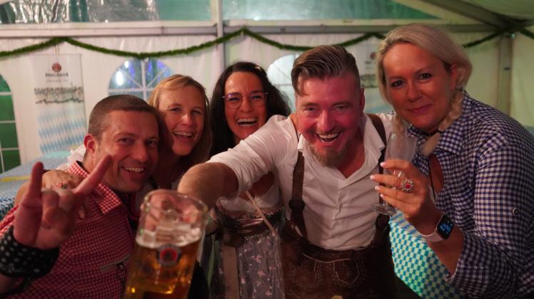In Feierlaune war bei der Hagener Wiesn am Samstag nicht nur diese gut gelaunte Truppe.