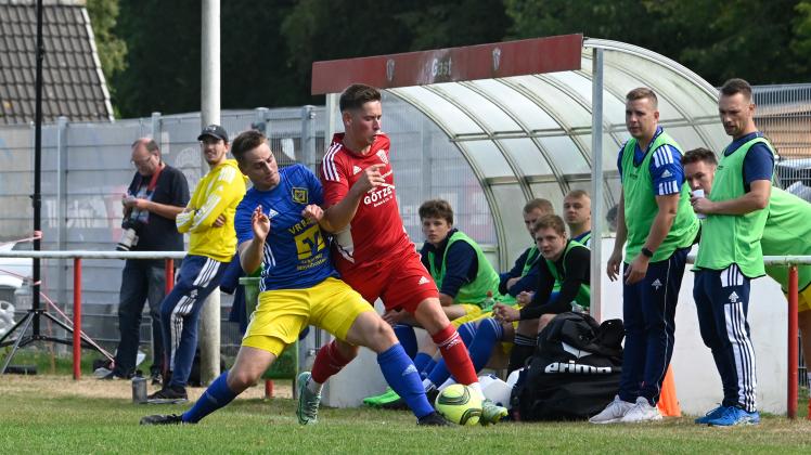 l. (13) Erik Wegner | Slesvig IF - Osterrönfelder TSV | r. (25) Kevin Czaja
2022-09-10
sieg fotografie - 

Der Ball geht ins Aus. Einwurf SIF.