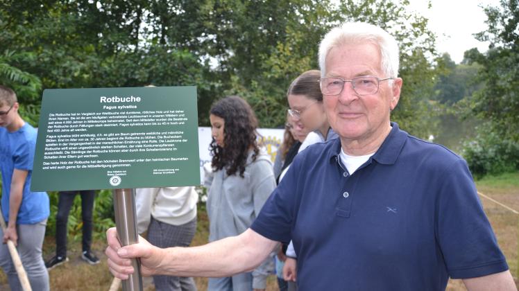 Baumschulmeister und Rotarier Peter Heydorn unterstützt die Pflanzaktion „Baum des Jahres“ seit 2008 mit seinem Fachwissen.