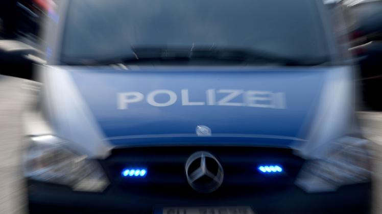 Ein Polizeiwagen mit eingeschaltetem Blaulicht