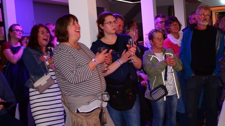 Ausgelassen feierten die Besucher mit den spielfreudigen Bands, auch im Möbelhaus Wolfsteller, wo das „Duo Voices“ ein Konzert gab.