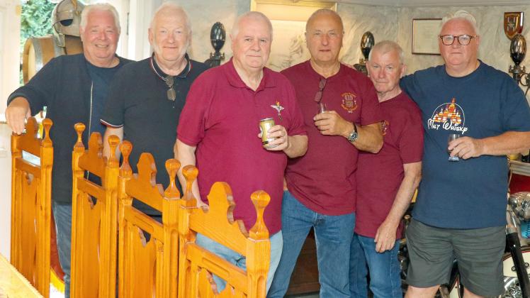 Diese sechs Schotten sind aktuell in Sehestedt zu Besuch: Brian Devine (von links),Bob Richardson, Lachlann McNeil, Hugh McGarvey, Mick McLoughlin und Danny McGarvey
. Anlass ist der Jahrestag des Bold-Guard-Unglücks am Nord-Ostsee-Kanal.
