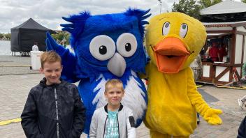 Die blaue Eule Ole und seine Kollegin Paula begeistern die Kinder auf dem SVZ.Familientag