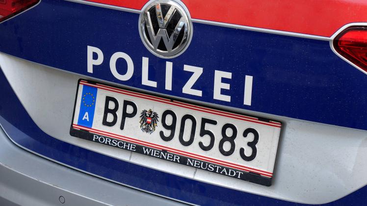 Polizeifahrzeug in Wien 31 07 2018 Wien Oesterreich Die Bundespolizei in Wien faehrt mit einem Vo