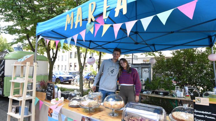 Lars Paustian und Elisa Kulik betreuten den Stand des Rostocker Marea-Lokals. Sie verkauften Kuchen und Suppen, sowie selbstgemachte Limonade. 