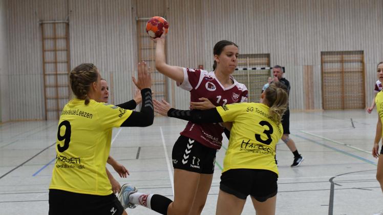 Sina Eichholz (TSV)/Anna Steputat (NR.9) Charlyn Krause (SG/NR.3)
Handball Frauen Landesliga Sied Schleswig-Holstein 1. Spieltag 2022/2023: TSV Bargteheide - SG Todesfelde/Leezen II