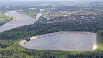 Aus der Elbe wurden über Jahrzehnte Wasser zur Stromerzeugung auf den Geesthang ins Speicherwerken gepumpt, dort lagerten sich dann enthaltene Schadstoffe ab.