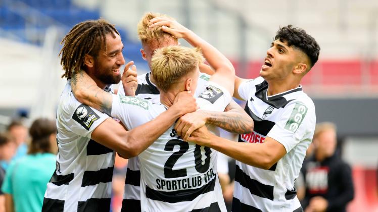 Paderborn, Deutschland, 27.08.2022: Luca Stellwagen (SC Verl) Torjubel, jubelt mit seiner Mannschaft nach seinem Treffer