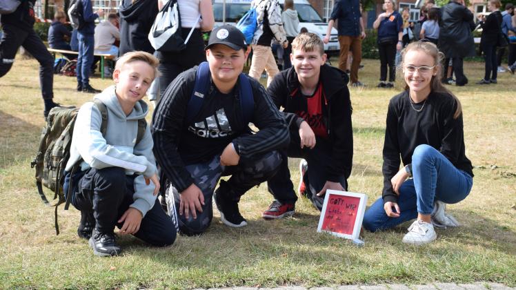 Finn-Luca Skibba (12), Julius Jeckstein (13), Jessey-Jan Utrott (13) und Renee Rackow (14) lernen viel beim Konfirmandentag hinter der Anscharkirche.