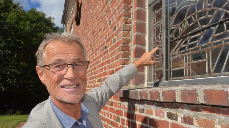 Glasmalermeister Bernhard Loers aus Glückstadt freut sich über den besonderen Schutz für das restaurierte Kirchenfenster. 