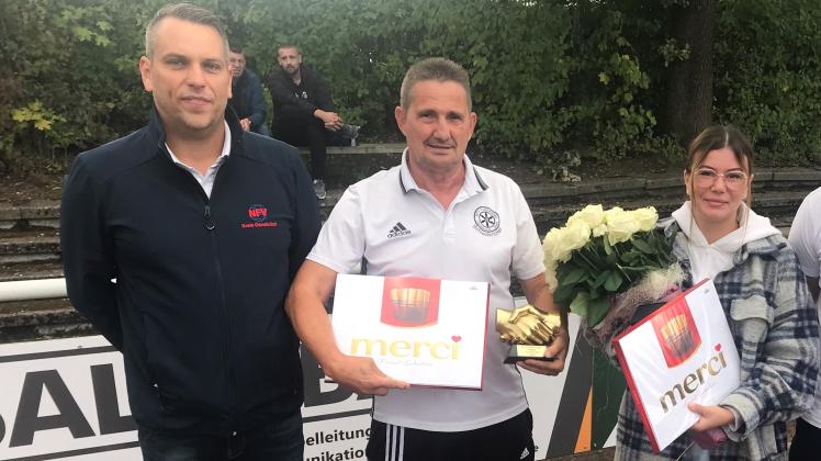 Für ihren unermüdlichen Einsatz wurden die Lebensretter Frank Tomaschewski (Mitte) und Emma Hughes (rechts) von Dennis Meinders, 1. stellvertretender Vorsitzender des Niedersächsischen Fußballverbandes im Kreis Osnabrück, ausgezeichnet.