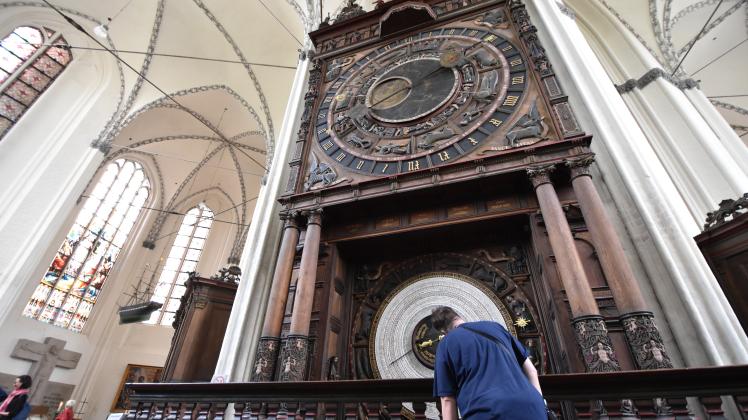 Bis in das Jahr 2150 reicht das aktuelle Kalendarium, also das Ziffernblatt, der Astronomischen Uhr in der Marienkirche. Seit 2018 ist es angebracht. Das Vorherige wurde in den 1870er Jahren dort angebracht. 
