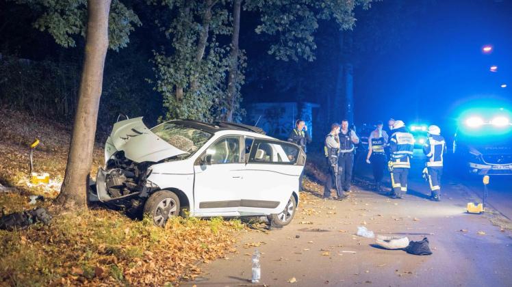 Auto prallt gegen Baum: Fünf Menschen verletzt