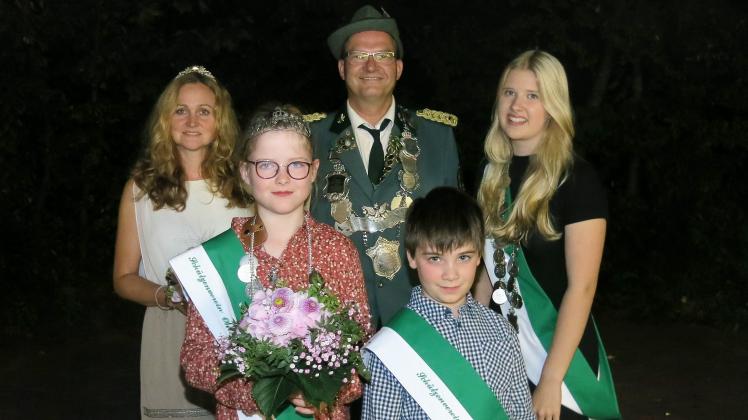 Die neuen Majestäten Marco und Sandra Deees mit Jugendkönigin Lina Sander und Kinderkönigin Greta Mehmann sowie Prinzgemahl Finn Unger.