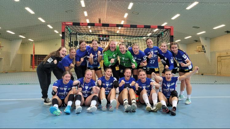 Die Handballerinnen des Rostocker HC feiern ihren verdienten Sieg im Landesduell gegen den SV Grün-Weiß Schwerin.