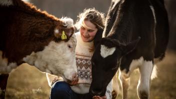 Ida Schmidt (20) aus Jevenstedt ist mit ihren Kühen Charly und Gesa befreundet.