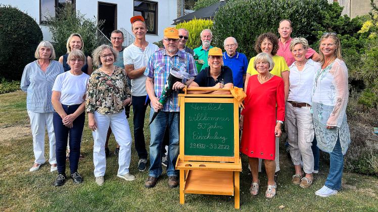 Ehemalige Schüler und Lehrer der Gruundschule Holte trafen sich bei der Gaststätte Klefoth zu 50-jährigen Schuljubiläum.