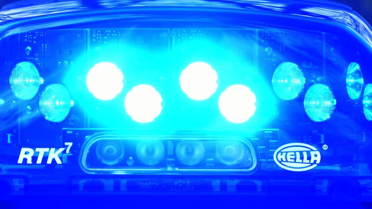 Themenbild Polizeieinsatz,Blaulicht,Polizeilicht. HELLA, *** Theme image police operation,blue light,police light HELLA,