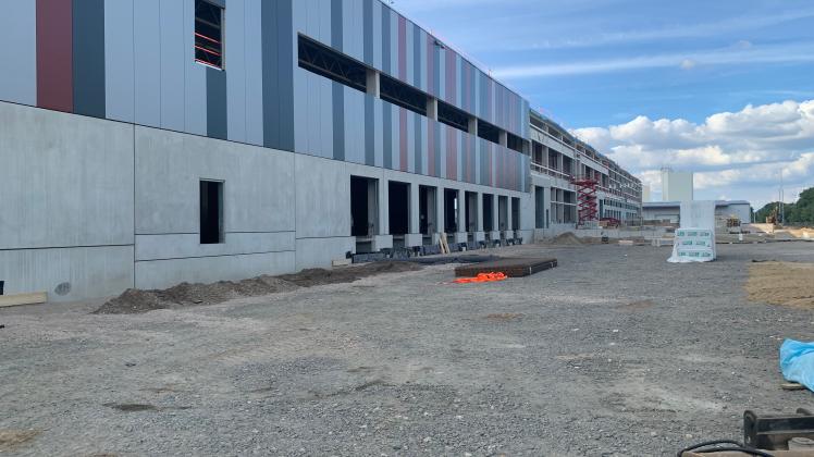 Noch im Bau ist das neue Logistikzentrum in Engter. Schätzungsweise rund 20 Millionen Euro werden dort investiert.
