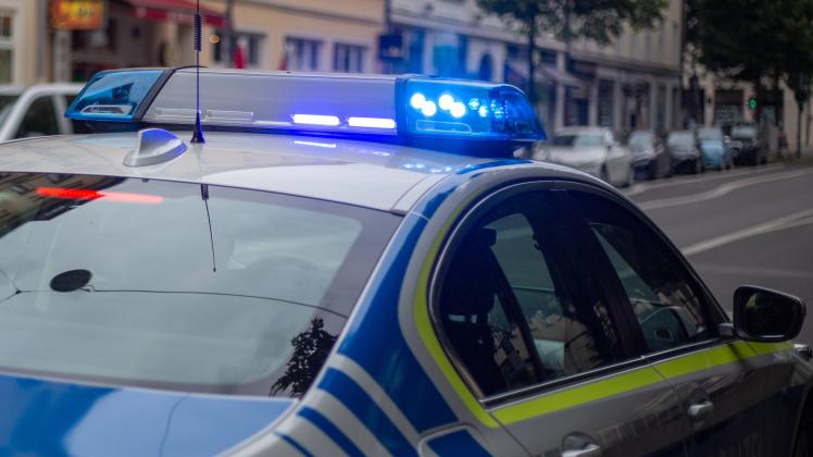 Polizeieinsatz (Symbolbild) Polizeiwagen mit Blaulicht im Einsatz in München. -- Police car with bluelight in operation
