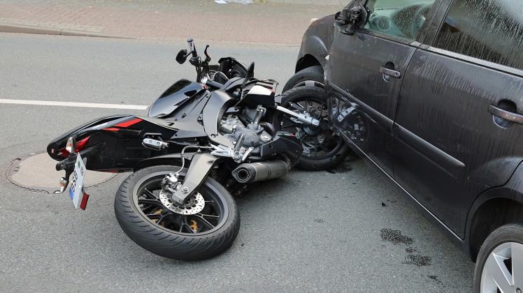 In Bramsche-Engter stieß ein Pkw mit einem Motorrad zusammen.