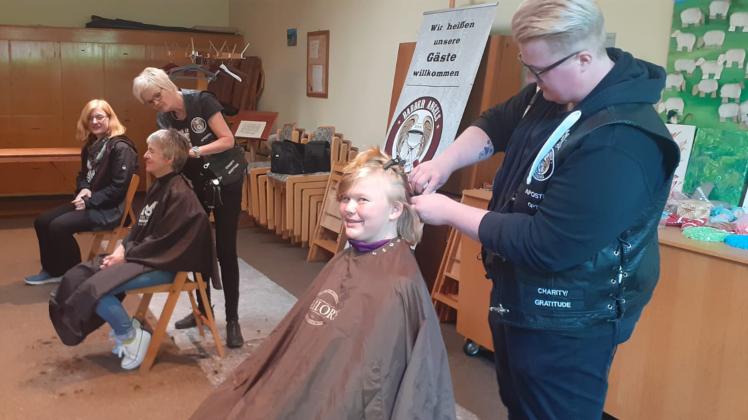Drei Generationen bekamen am „Tag der Schönheit“ in Itzehoe einen neuen Haarschnitt von den Barber Angels Angela Pieper und Kjell Oke Böhm.