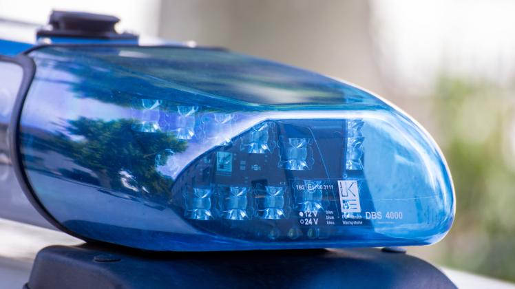 Symbolbild Polizeieinsatz: Nahaufnahme von einem Blaulicht an einem Polizeiauto *** Symbol image police operation close