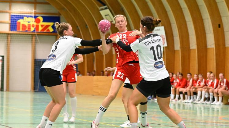 m. (22) Jana Laureen Franzke  | Slesvig IF - TSV Ellerbek | l. (3) Marie Wiese,  r. (10) Alina Wandschneider
2022-09-11
sieg fotografie -