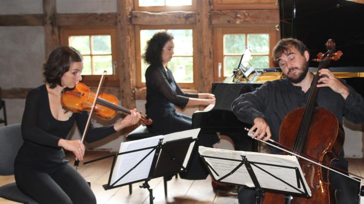 Violinistin Charlotte Juillard (von links), Pianistin Paloma Kouider und Cellist Louis Rodde sorgten als „Trio Karénine“ für ein eindrucksvolles Auftaktkonzert des Malgartener Musikherbsts 2022.