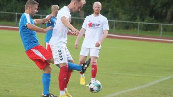 Fabian Riemann war auch gegen den OSV II ein Leistungsträger beim TSV Malente, hier spitzelt er den Ball durch die Beine eines Gegenspielers.