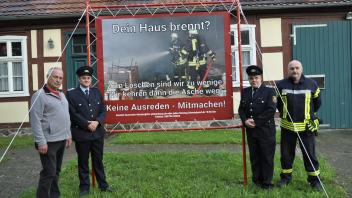 Mit einem großen Banner vor ihrem Gerätehaus wirbt die Kletzker Feuerwehr um neue Kameraden. Ortsvorsteher Roland Zippel und die Kameraden Petrick Engel, Martin Lietzke und Rico Zienke (v.l.n.r.) freuen sich über diese Akltion.