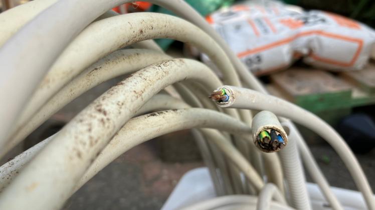 Unbekannte stahlen Kabel aus Rohbauten in Hagen.  