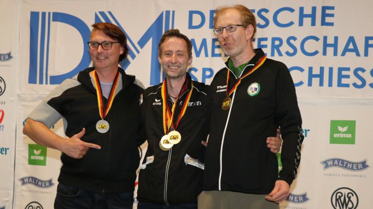 Trio mit Medaillen: Rendsburgs Frank Zitzke (links, Silber) und Jenas Andreas Weise (rechts, Bronze) nehmen den Deutschen Meister Hans-Marlin Leibnitz in die Mitte.