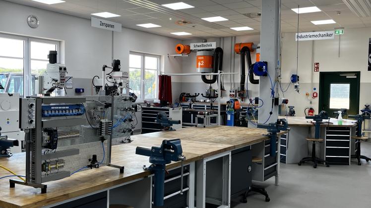 Abgehende Mechatroniker werden bei Emsland Frischgeflügel nun in einer eigenen Ausbildungswerkstatt auf den Einsatz im Unternehmen vorbereitet.