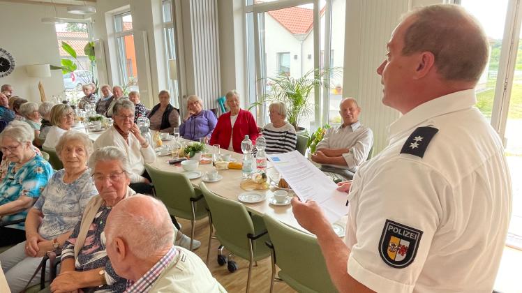 Über Enkeltricks und andere Betrugsmaschen berichtet Jörg Lohrmann, Präventionsberater der Polizeiinspektion Güstrow, beim Seniorencafé in Bützow.