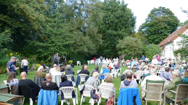 Durch den nahen Wald ist es ist eine ganz besondere Konzertlocation: Insgesamt besuchten über den Tag verteilt 400 Freunde der Folkmusik das Festival im Pastoratsgarten Gettorf.