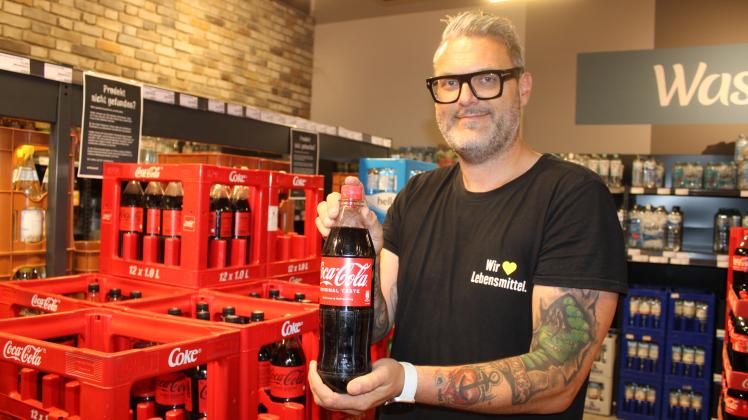 Trotz Lieferstopps des Herstellers kann Edeka-Marktleiter Thomas Braker in Jevenstedt den Kunden noch Coca-Cola bieten. Er hofft, dass er bald wieder Nachschub bekommt.