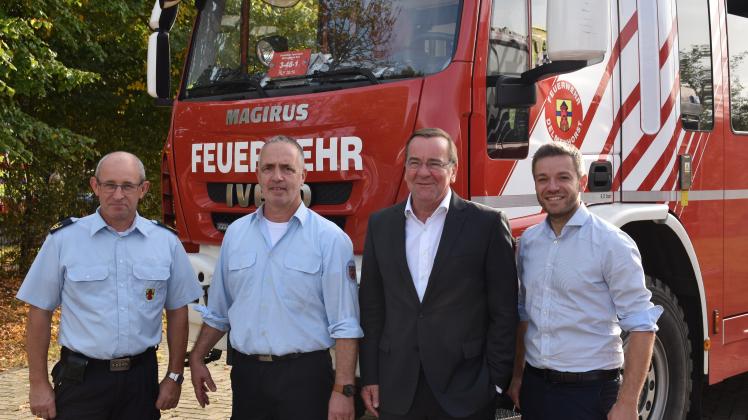 Austausch über Blaulichtthemen (v.li.): Roland Friesen und Klaus Fischer von der Feuerwehr sowie Innenminister Boris Pistorius und der SPD-Landtagsabgeordnete Deniz Kurku.
