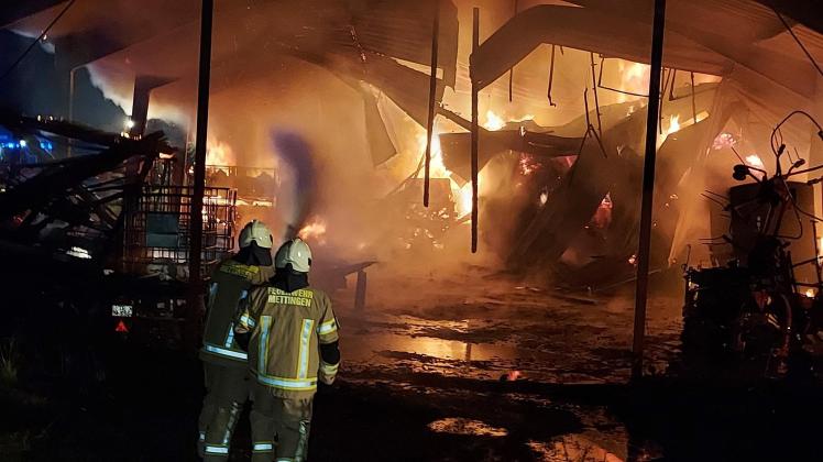 Aus bislang ungeklärter Ursache ist in einer Halle in Mettingen im Kreis Steinfurt ein Feuer ausgebrochen.