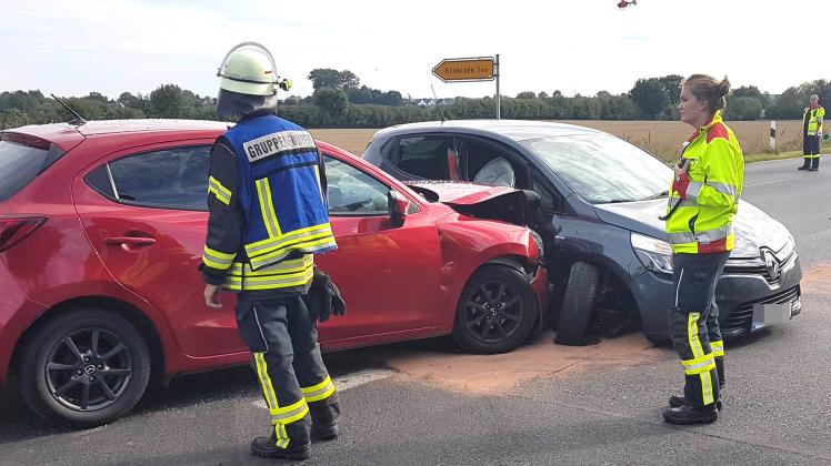 Laut Polizei galt für die Fahrerin des blauen Renault ein Stop-Schild an der Kreuzung.