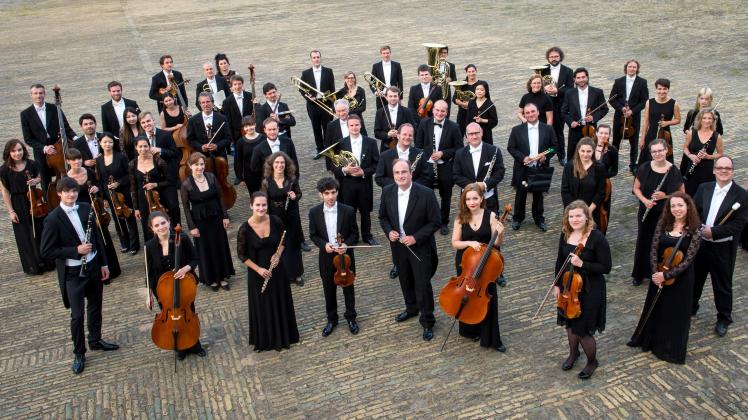Die Französische Kammerphilharmonie aus Krefeld möchte das Publikum in Glinden auf eine musikalische Reise zum Mond mitnehmen.