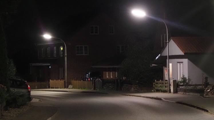 Noch leuchten in Norderbrarup die Straßenlaternen, einige davon in voller 100-Watt-Stärke. Aber nicht mehr lange.