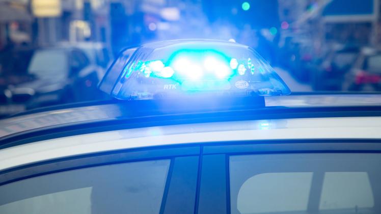 Polizeieinsatz (Symbolbild) Polizeiwagen mit Blaulicht im Einsatz. -- Police car with bluelight in operation. München Ba