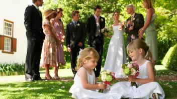 Wedding Party in Garden,model released, Symbolfoto,property released PUBLICATIONxINxGERxSUIxAUTxONLY 03B70664