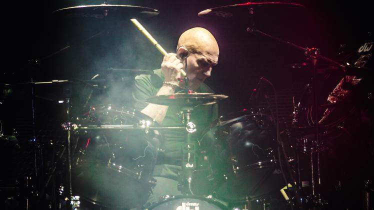 Der Schlagzeuger Chris Slade hat schon in vielen legendären Rockbands gespielt, unter anderem „AC/DC“ und Manfred Mann‘s Earthband.