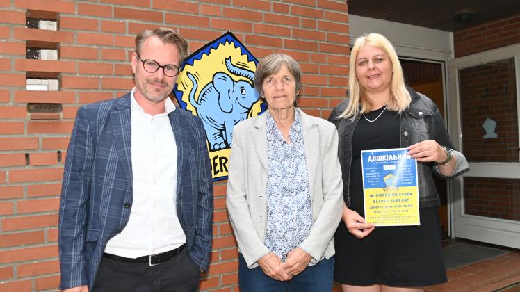 Spendenübergabe: Marc Paris mit Frauke Steinberg und Olha Maltseva (r.). Kinderhaus Blauer Elefant Itzehoe