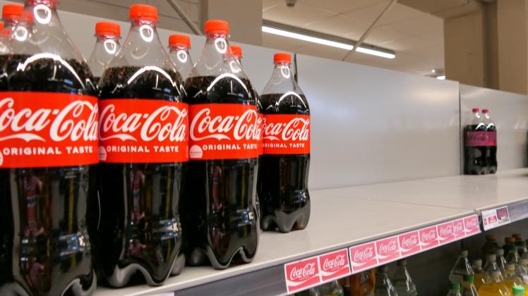 Wie schnell sich die Getränkeregale in den Edeka-Märkten der Region wieder mit Coca Cola-Produkten auffüllen lassen, bleibt auch nach der gerichtlichen Aufhebung des Lieferstopps fraglich.