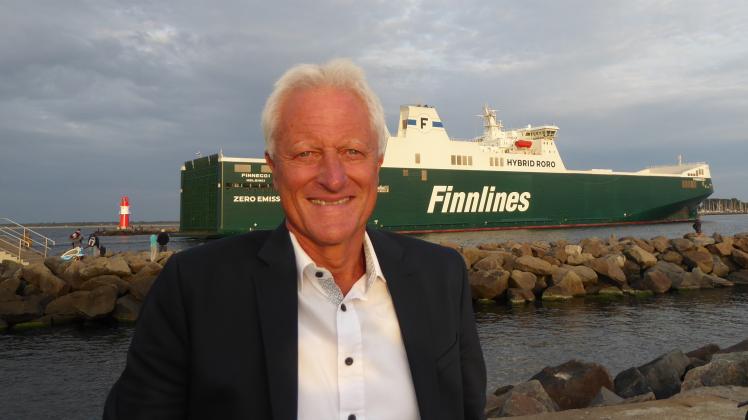 Finnlines-Geschäftsführer Uwe Bakosch vor der einlaufenden „Finneco I“ in Rostock