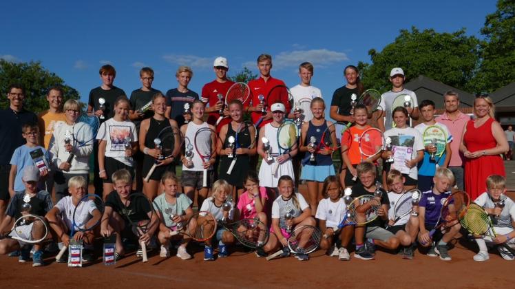 Die Meller Stadt-Jugendmeister im Tennis mit Bürgermeisterin Jutta Dettmann